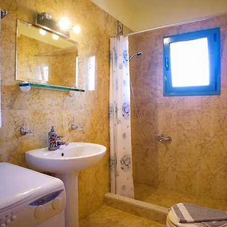 וילה Kato Sleeps 6